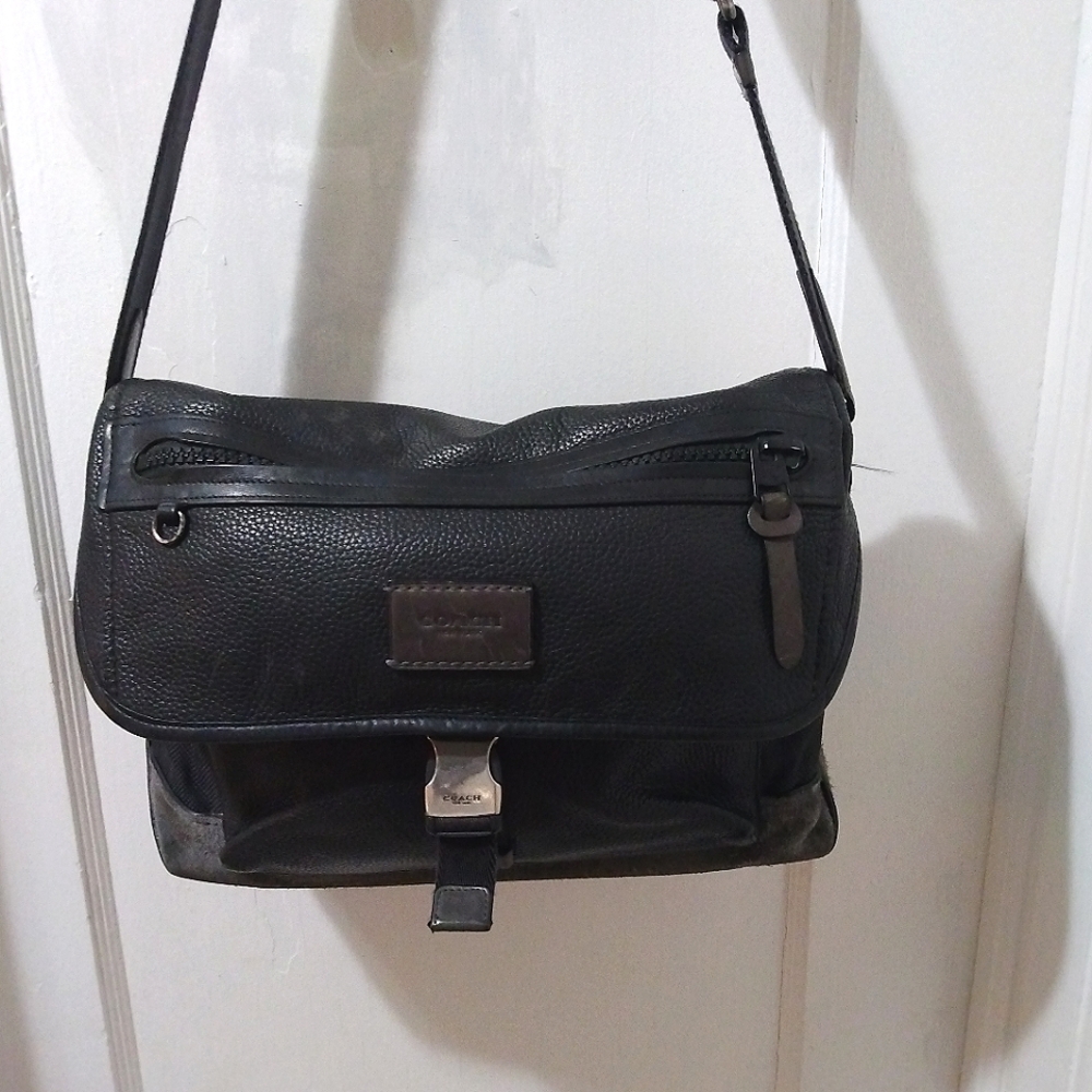 EUC Coach Manhattan Messenger bag Unisex in jet Black